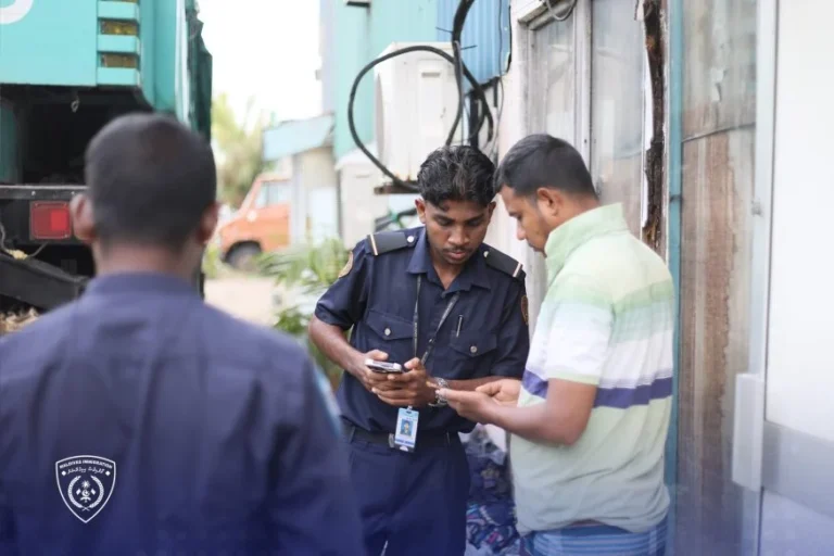 ރާއްޖެއަށް މަސްތުވާތަކެތި އެތެރެ ކުރުމުގެ ތުހުމަތުގައި 3 މީހަކު ހައްޔަރު ކޮށްފި