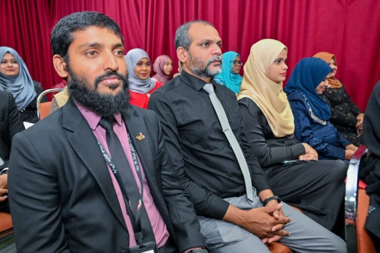 ހުރަވީ ދުވަހުގެ ރަސްމީ ޖަލްސާގައި ރައީސުލްޖުމްހޫރިއްޔާގެ ނައިބު ބައިވެރިވެވަޑައިގެންނެވުން. ފޮޓޯ: ރައީސް އޮފީސް