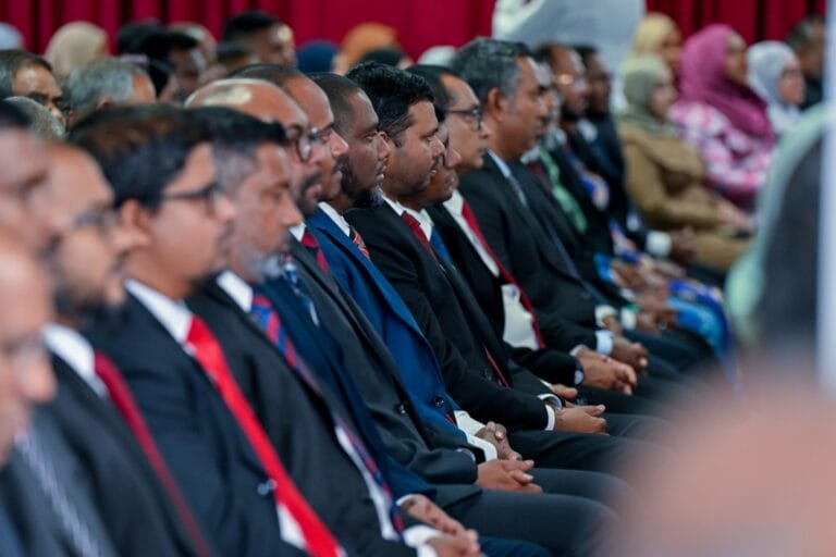 ހުރަވީ ދުވަހުގެ ރަސްމީ ޖަލްސާގައި ރައީސުލްޖުމްހޫރިއްޔާގެ ނައިބު ބައިވެރިވެވަޑައިގެންނެވުން. ފޮޓޯ: ރައީސް އޮފީސް