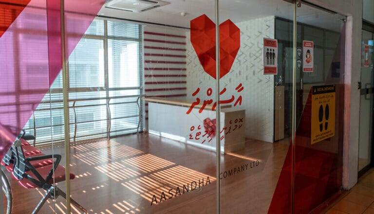 އަނެއްކާވެސް ބޭސް ފިހާރައަކުން އަގުބޮޑުކޮށް ބޭސް ވިއްކި މައްސަލައެއް ފެންމަތިވެއްޖެ