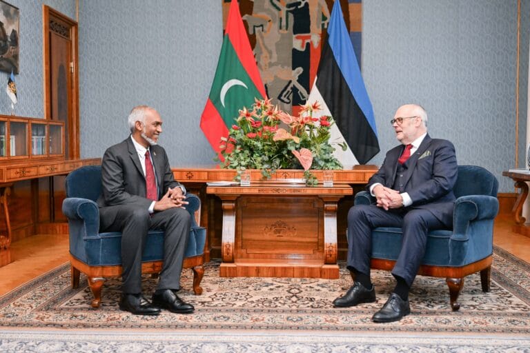 ރައީސުލްޖުމްހޫރިއްޔާ ޑޮކްޓަރ މުޙައްމަދު މުޢިއްޒު އެސްޓޯނިއާގެ ރައީސް ޑޮކްޓަރ އަލާރް ކަރިސްއާ ބައްދަލުކުރައްވައިފި