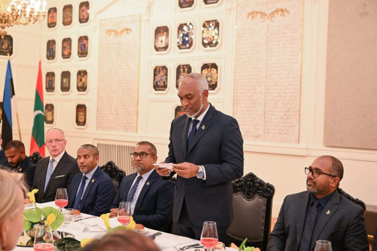 އެސްޓޯނިއާގެ ރައީސް ދެއްވި ރޭގަނޑުގެ ރަސްމީ ފަރިއްކޮޅުގައި ރައީސުލްޖުމްހޫރިއްޔާ ޑޮކްޓަރ މުޙައްމަދު މުޢިއްޒު ބައިވެރިވެވަޑައިގެންފި