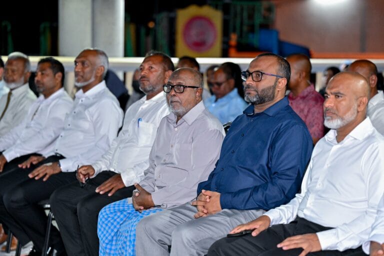ރައީސްގެ ޖަލްސާތަކުގެ ފުރަތަމަބަރިން ދުވަސްވީ މީހުން ފެންނަން ފަށައިފި