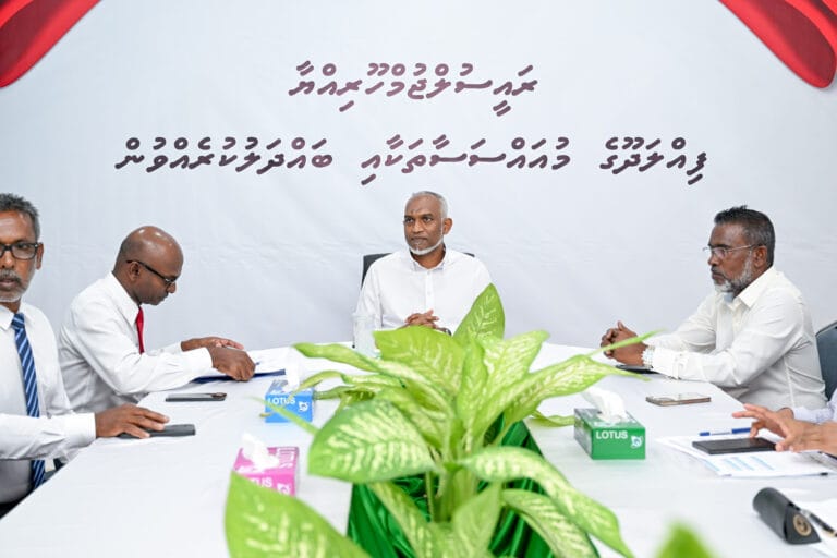ރައީސް މުޢިއްޒު ފިއްލަދޫ ކައުންސިލާއި ބައްދަލު ކުރައްވައިފި