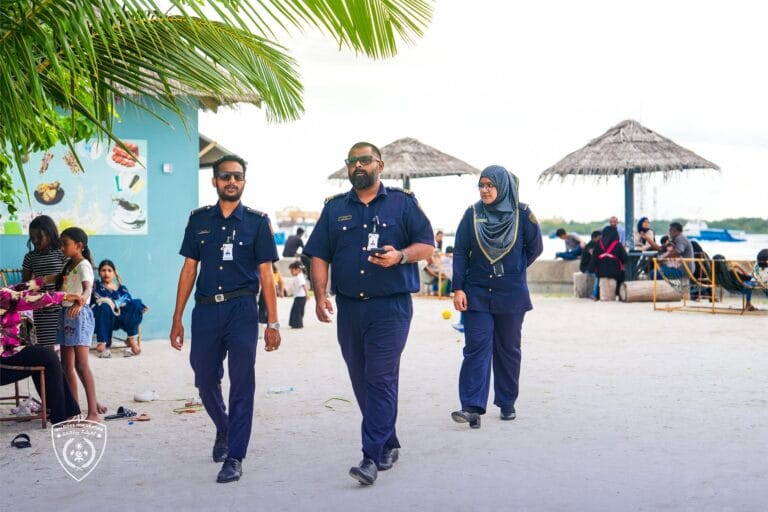 އިމިގްރޭޝަންގެ އޮފިސަރުން ބިދޭސީން އެއްވެ އުޅޭ އާންމު ސަރަހައްދުތަކަށް ފާރަވެރިވަނީ