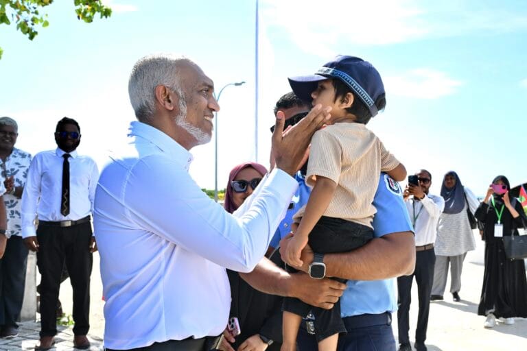 ކުޑަކުއްޖަކު ރައީސް އަށް ދިއްކޮއްލި ނޯޓްކޮޅަކަށް ރައީސްގެ ކުއްލި އެކްޝަނެއް