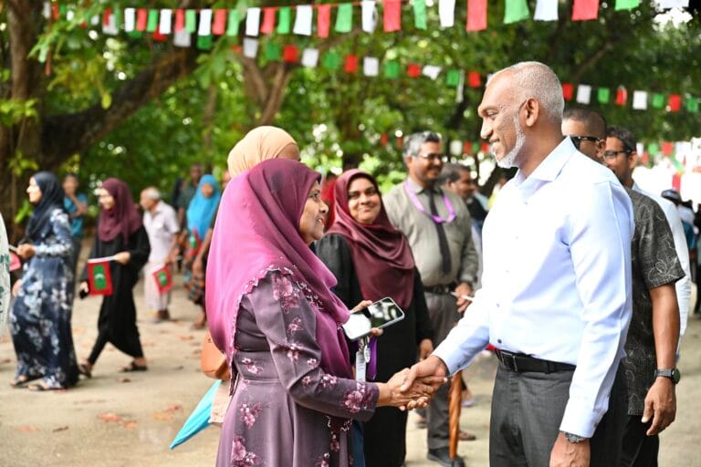 ރައީސް މުޢިއްޒު – ރައްޔިތުންނާ ގާތުން ބައްދަލުކުރައްވާ ނަމޫނާ ރައީސެއް