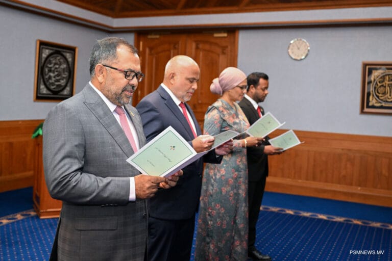 ހަތަރު ވަޒީރުންނަށްވެސް ރުހުންދޭން ކޮމިޓީން ފާސްކޮށްފި