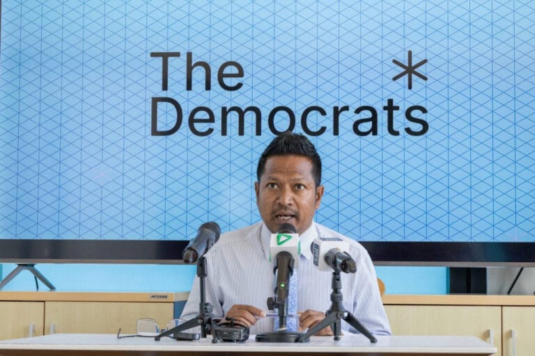 އިތުރު ވޯޓަކަށް ނުގޮސް ޑިމޮކްރެޓްސްގެ ރައީސްއަކަށް އިންތި