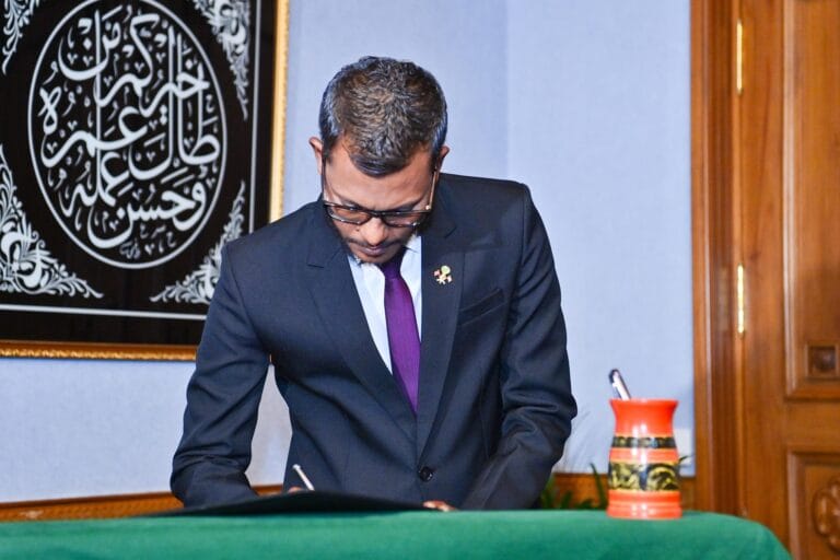 އީ-ފާސް މެދުވެރިކޮށްނޫނީ ސިޔާސީ ޕާޓީއެއްގެ މެމްބަރަކަށް ނުވަދެވޭގޮތަށް ހަދަނީ