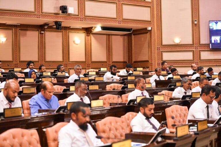 ޝަރުޢީ އަދި މިނިވަން މުއައްސަސާތަކުގެ މުސާރަތައް މިވަގުތު ކުޑަކުރުމަކީ އެކަށީގެންވާ ކަމެއް ނޫން: މަޖިލިސް