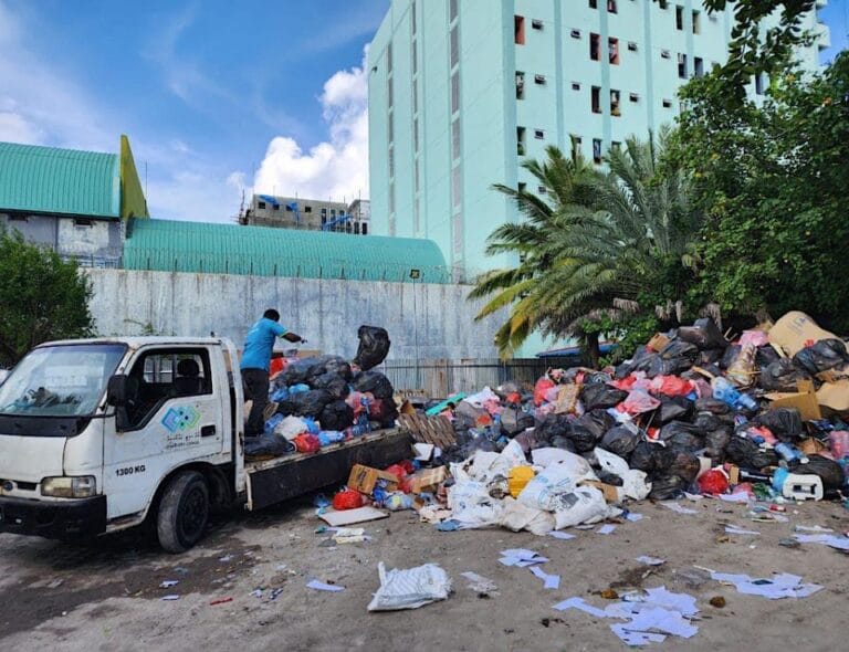 ރޯދައަށް ގެ ސާފުކުރާއިރު މަގުތަކަށް ކުނި ނާޅަން އިލްތިމާސްކޮށްފި