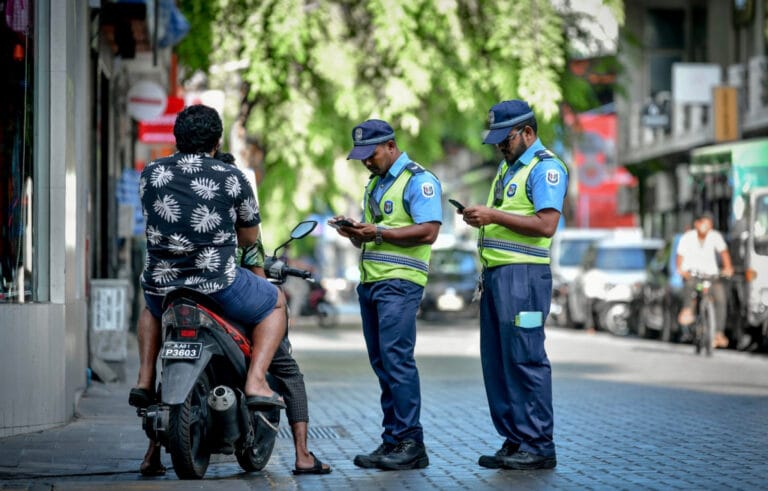 ދުންފަތް ކޮންޓްރޯލްކުރުމާއި ބެހޭ ގަވައިދާއެކު ވޭޕް ކުރުމަށް ބޭނުންކުރާ އާލާތްތަކާއި އެއާ ގުޅުންހުރި ތަކެތި އަތުލުމުގެ ބާރު ފުލުހުންނަށް