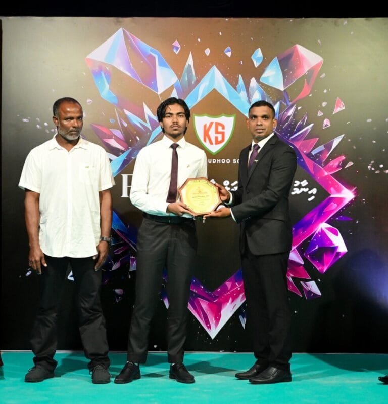 އިނގިރޭސި މާއްދާއިން ދުނިޔެއިން އެއްވަނަ ހޯދި ޝިޒާން ކަނޑުހުޅުދޫ ސްކޫލުން ވެސް ލިބުނީ އެއްވަނަ