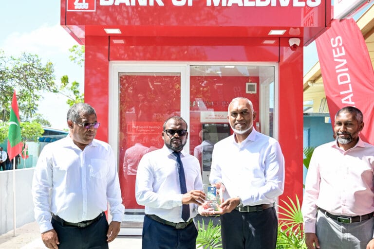ރައީސް މުޢިއްޒު ދ. ރިނބުދޫގައި އޭޓީއެމްގެ ޚިދުމަތް ރަސްމީކޮށް ފައްޓަވައިދެއްވައިފި