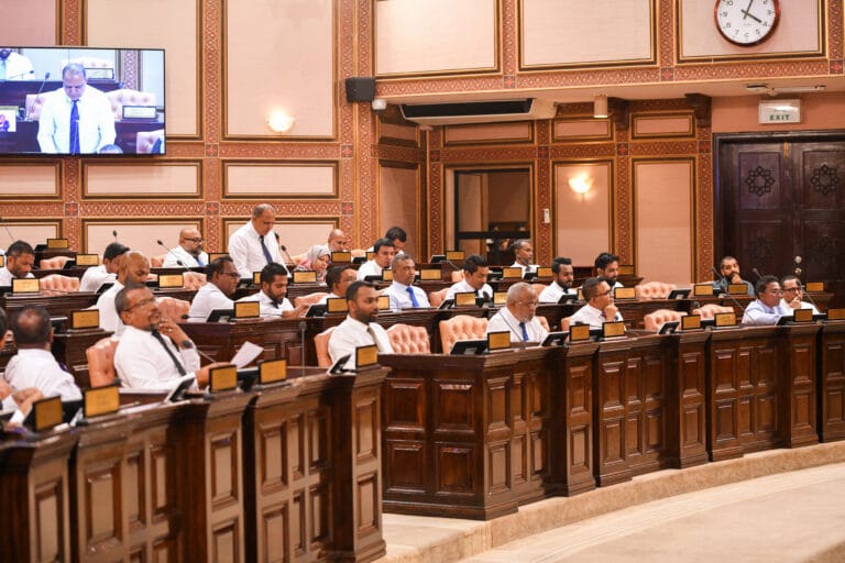 ދައުލަތުގެ ޚަރަދުތައް ކުޑަކޮށް، އިޤްތިޞާދު ހަރުދަނާކުރުމަށް ރައީސް ހުށަހެޅުއްވި އެޖެންޑާއަށް މަޖިލީހުގެ ރުހުން ހޯދަނީ