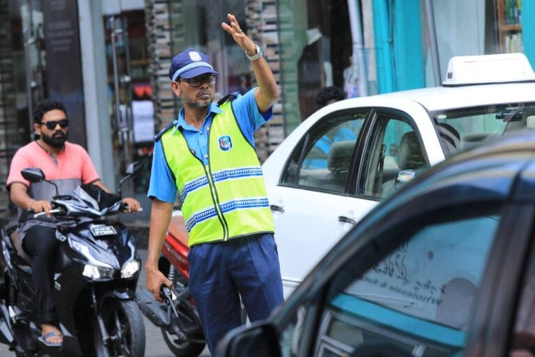 ހެލްމެޓް އެޅުން ލާޒިމުނުވާ ސަރަހައްދުތަކުގައި ހެލްމެޓް އަޅައިގެން އުޅޭ ފަރާތްތަކަށް ފުލުހުން ޚާއްޞަ ސަމާލުކަމެއް ދޭނެ