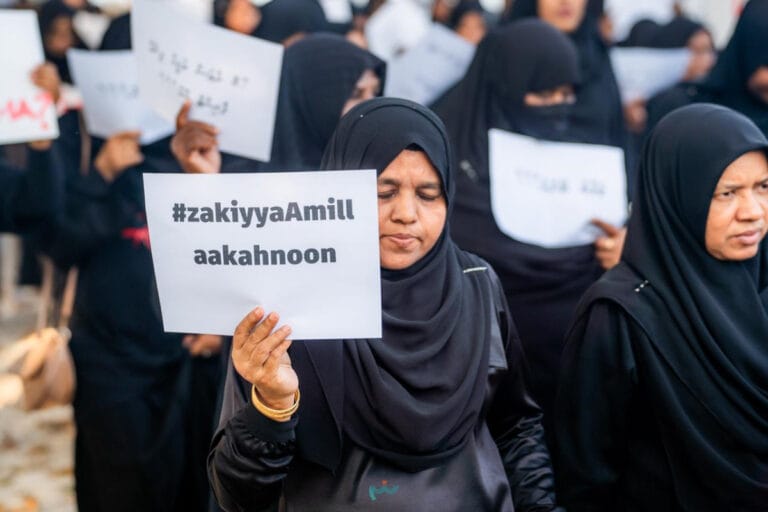 ޒަކިއްޔާގެ މަރުގެ މައްސަލާގައި ހޮޅުދޫ ޕޮލިސް ސްޓޭޝަން ކުރިމަތީ މުޒާހަރާކޮށްފި