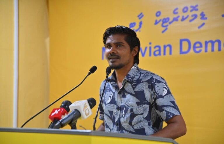 މޫކޭ އާއި ރާއީ މާދަމާ ފުލުސް އޮފީހަށް ހާޒިރުކުރަނީ
