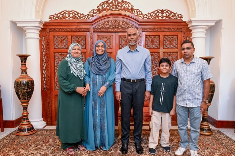 ރައީސުލްޖުމްހޫރިއްޔާގެ ދެކަނބަލުން ޢީދު ސަލާން ކުރެއްވުން