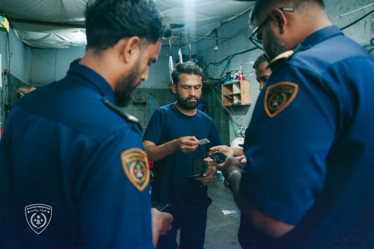ކާބޯތަކެތީގެ ވިޔަފާރިކުރާ ގެއަކުން 32 ބިދޭސީއަކު އިމިގްރޭޝަންގެ ބެލުމުގެ ދަށަށް