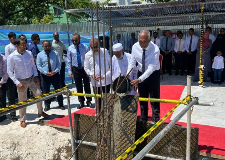 ހުޅުމާލޭގައި އަލަށް ބިނާކުރާ މިސްކިތުގެ ބިންގާ ރައީސް އަޅުއްވައިދެއްވައިފި