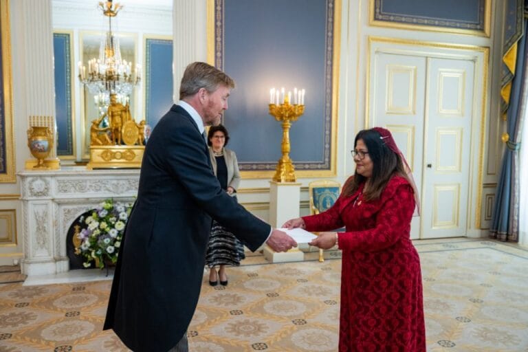 ގީލާ، ސަފީރުކަމުގެ ފަތްކޮޅު އަރުވައިފި