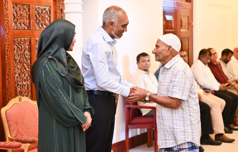 ރައީސްގެ ދެކަނބަލުން ޢީދު ސަލާންކުރެއްވުން ޢީދު ދުވަހު ހެނދުނު މުލީއާގޭގައި