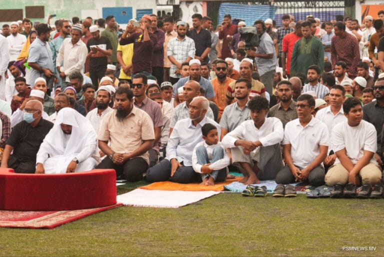 ޢީދުގެ އުފަލުގައި ނިކަމެތިމީހާގެ އަތުގައި ހިފައި ބޭނުންތައް ފުއްދައިދެއްވާ: ޚުޠުބާ