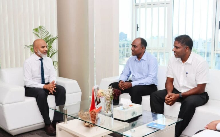 ޔުނިވާސަލް ފައުންޑޭޝަންގެ ހިންގުންތެރިންނާ މިނިސްޓަރު ބައްދަލުކުރައްވައިފި