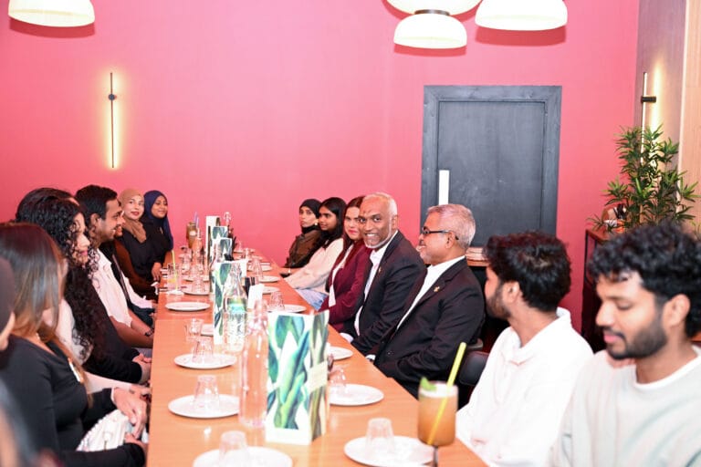 ރައީސުލްޖުމްހޫރިއްޔާ އިނގިރޭސިވިލާތުގެ ލިވަރޕޫލްގައި ތަޢުލީމު ޙާޞިލުކުރަމުންދާ ދިވެހި ދަރިވަރުންނާ ބައްދަލުކުރައްވައިފި