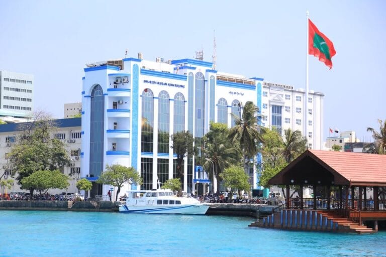 ކުދިބަޔަކު ބިދޭސީއެއްގެ ބޯފަޅާލައިފި