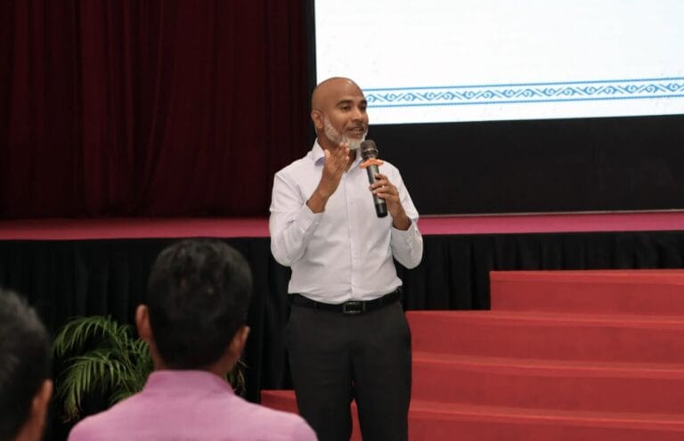 މާލޭގެ ސްކޫލްތަކުގެ ޕްރިންސިޕަލުންނާ އެޑިޔުކޭޝަން މިނިސްޓަރު ބައްދަލުކުރައްވައިފި