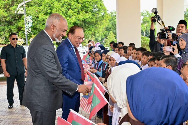 މެލޭޝިއާގެ ވިޔަފާރިވެރިން ރާއްޖޭގައި އިންވެސްޓުކުރުމަށް ބޮޑުވަޒީރު އަންވަރު އެދިވަޑައިގެންފި