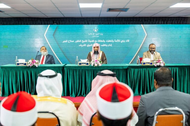 މަސްޖިދުއްނަބަވީގެ އިމާމު ފަޟީލަތުއްޝައިޚް ޑރ. ޞަލާޙުލް ބުދައިރު، ޒުވާން ޚަޠީބުންނާއި، އިމާމުންނާއި ބައްދަލު ކުރައްވައިފި