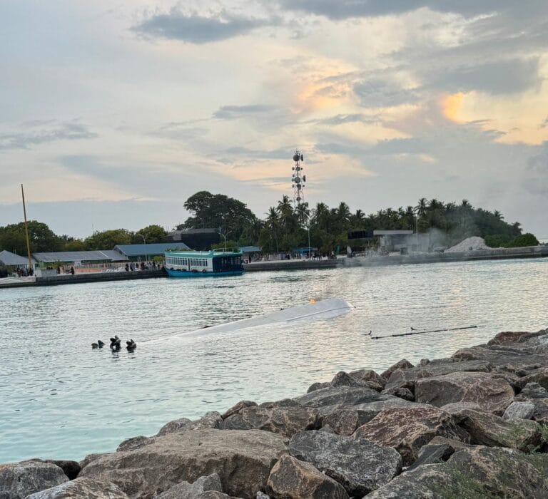 ހިމަންދޫ ބަނދަރުގައި އޮތް ލޯންޗެއްގައި ރޯވެއްޖެ