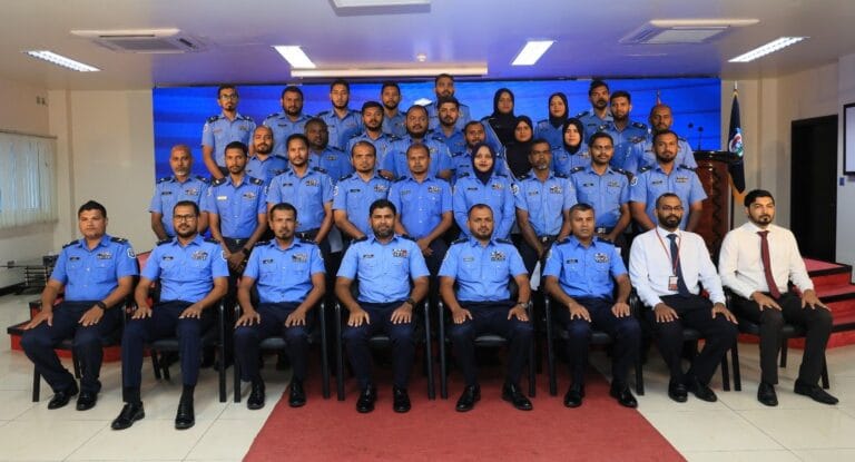 ދަސްވެނިވި 52 ފުލުހުނަން ސެޓްފިކެޓް ހަވާލުކުރުމުގެ ރަސްމިއްޔާތު ބާއްވައިފި