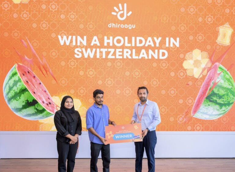“ކަރާ ފަޅައިގެން” ސްވިޓްޒަލޭންޑް ދަތުރު ލިބުނު ނަސީބުވެރިޔާއަށް ދިރާގުން އިނާމު ހަވާލުކޮށްފި