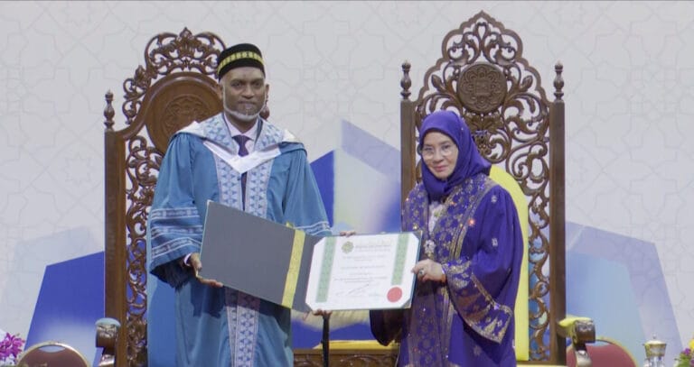 މެލޭޝިއާގެ އައިއައިޔޫއެމްއިން ފުރަތަމަ ފަހަރަށް ދިވެއްސަކަށް އެރުވި އޮނަރަރީ ޑޮކްޓަރޭޓްގެ ޝަރަފު ރައީސް މުޢިއްޒަށް