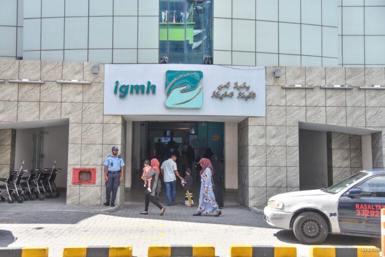 ރަސްދޫގައި ފިހުނު ފިރިހެން މީހާ ވެންޓިލޭޓަރުން ނަގައިފި