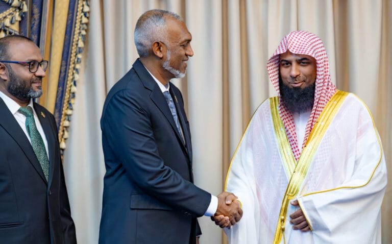 މަސްޖިދުއްނަބަވީގެ އިމާމު ރައީސްގެ އަރިހަށް އިޙްތިރާމުގެ ޒިޔާރަތެއް ކުރައްވައިފި