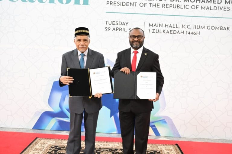 މީހުން ބިނާކުރުމުގެ ދާއިރާއިން ޒަކާތު ހައުސްއާއި އިންޓަނޭޝަލް އިސްލާމިކް ޔުނިވާސިޓީއާއި ދެމެދު ފަހުމުނާމާއެއްގައި ސޮއިކޮށްފި