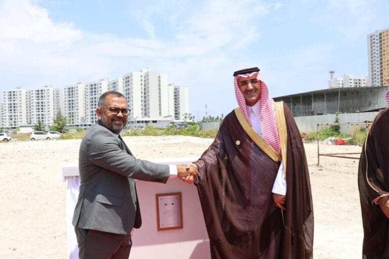 ސައުދީ ފަންޑުގެ އެހީގައި ހުޅުމާލޭގައި ޢިމާރާތްކުރެވޭ 400 ހައުސިންގ ޔުނިޓުގެ މަޝްރޫޢު ރަސްމީކޮށް ފަށައިފި
