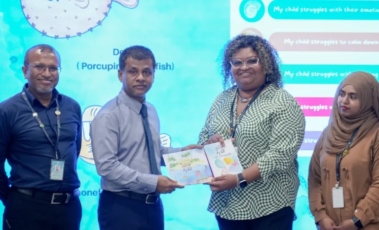 ނަފްސާނީ ސިއްހަތަށް ހާއްސަކޮށްގެން ތައްޔާރުކުރި ފޮތް މިނިސްޓަރ އަަށް އަރުވައިފި