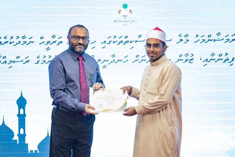 ރަމަޟާން މަހު އިމާމުވެ ތަރާވީޙް ނަމާދުކުރި ޒުވާން ޙާފިޡުންނާއި އިމާމުންގެ އަގުވަޒަންކޮށްފި