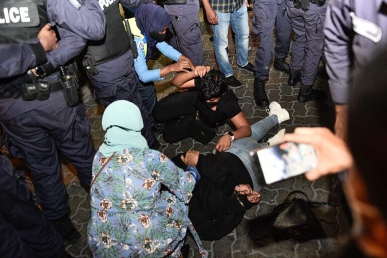 ހުއްދަ ނޫން ތަނެއްގައި މުޒާހަރާކުރާނަމަ ރޫޅާލާނަން: ފުލުހުން