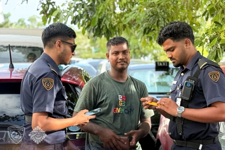އިމިގްރޭޝަންގެ އޮފިސަރުން ބޮޑީ ކެމެރާ ބޭނުންކުރަން ފަށައިފި