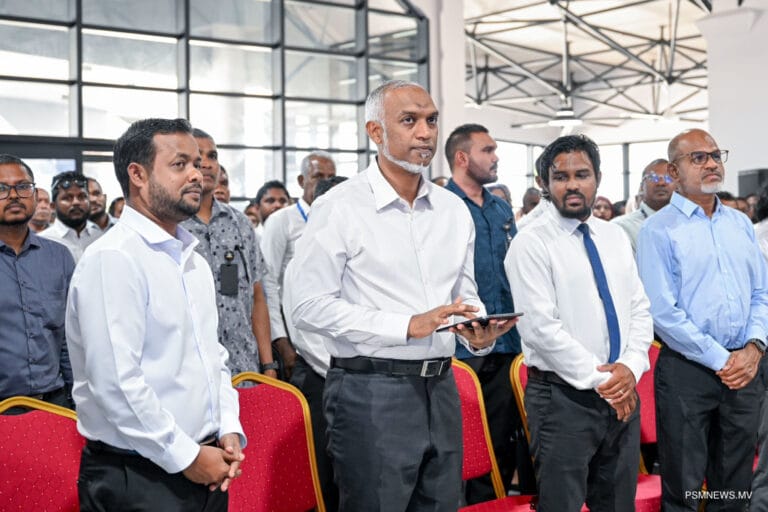 މ. އަތޮޅުގެ ފުރަތަމަ އެއަރޕޯޓު ރަސްމީކޮށް ހުޅުވުމާއި އެކު އަތޮޅަށް އުފާވެރިކަން ގެނެސްދެއްވައިފި!