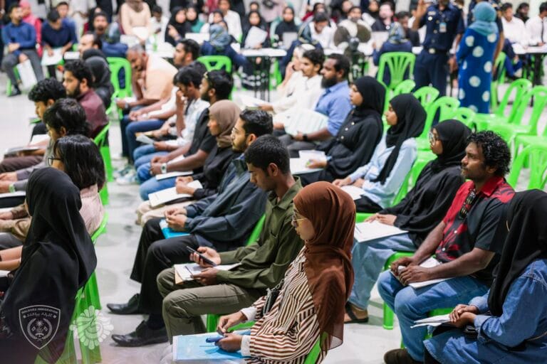 އިމިގްރޭޝަންގެ ވަޒީފާއަށް 800 އަށްވުރެ ގިނަ މީހުން ކުރިމަތިލައިފި