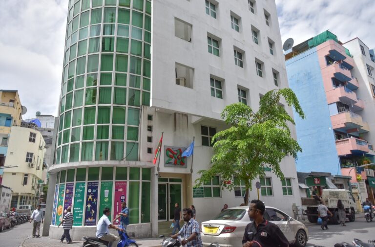 އިންވޭސިވް މެނިންގޯކޮކަލް ޖެހުނު މީހާއާ ދިމާވި އެއްވެސް މީހެއްގެ ކިބައިން ބަލީގެ އަލާމާތެއް ނުފެނޭ: އެޗްޕީއޭ